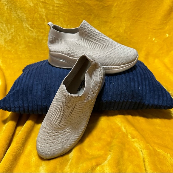 Lightweight mesh shoes with hidden wedge - Picture 2 of 4